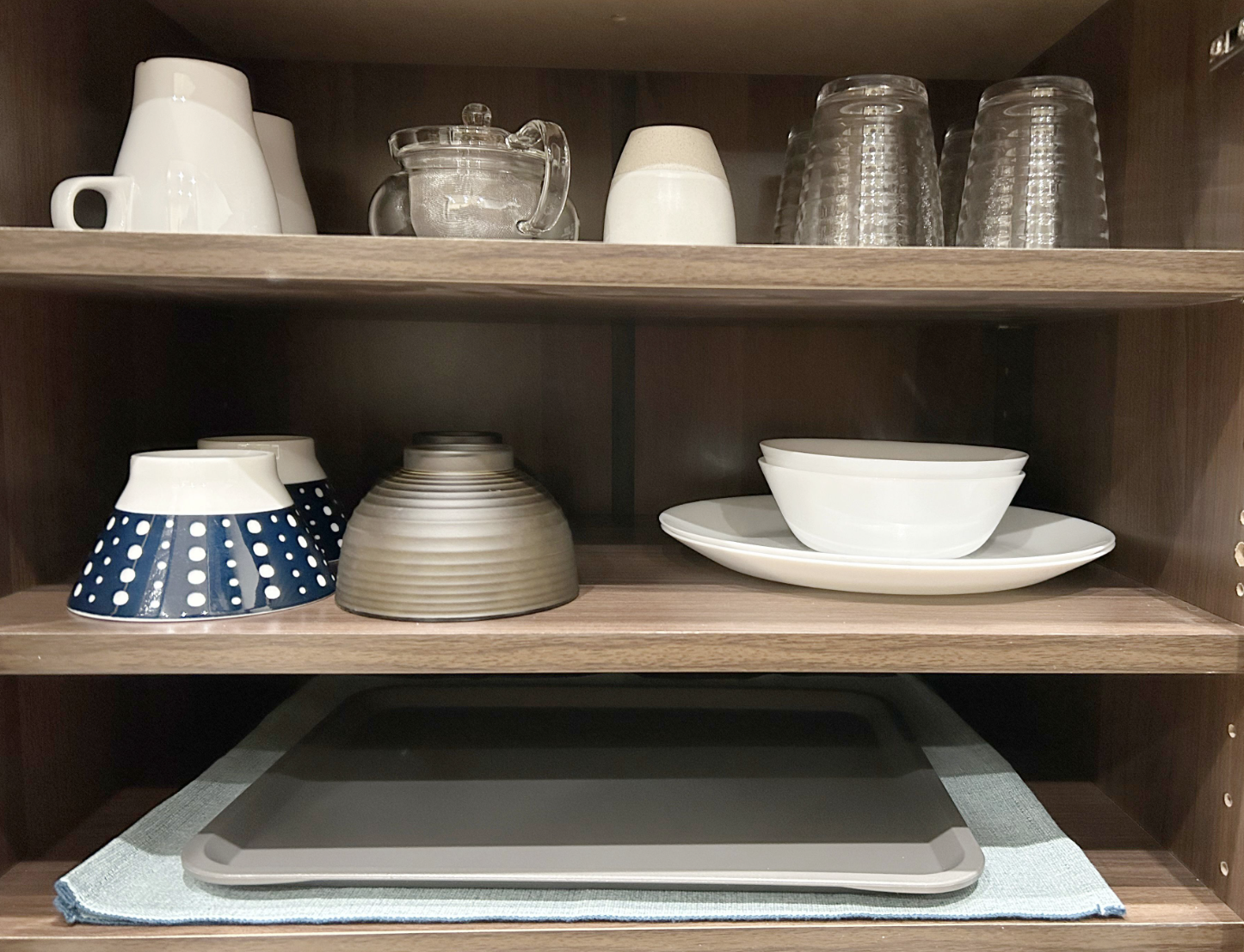 充実した食器類とキッチン用品