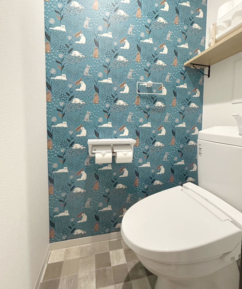 かわいい猫とうさぎの壁紙が特徴的なトイレルーム